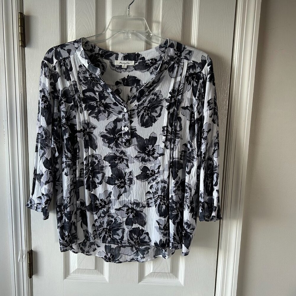 Monday Fun Sz 2X Ladies top 3/4 Sleeves Floral Black White Crepe NWOT Stitch Fix - Picture 2 of 6